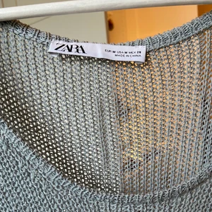 Stickad väst - Blekt blå hålstickad väst från Zara. Frakt ingår i priset