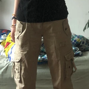 Cargo byxor - Fina cargo byxor köpta på loppis för ett tag sen, vet inte hur använda eftersom begagnande. Inga hål men lite slita och några fläckar på ena fickan som nästan inte syns, skick 6/10