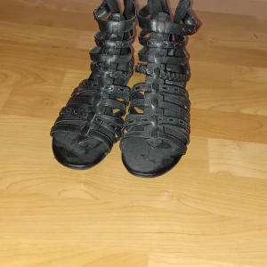 Sandaler str 38 - Sparsamt använda