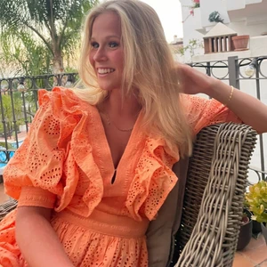 Broderie anglaise volangklänning orange - Klänning i storlek s från hm slutsåld kostar 500kr i nypris 