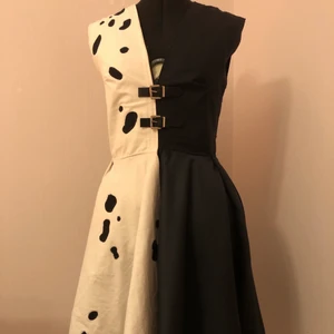 Cruella klänning/kappa - Handsydd Cruella-inspirerad klänning/kappa. Stängs i fram som en kappa men funderar som en klänning. Perfekt till halloween. Sydd utifrån min kropp så storleken är ungefär S. Säljs endast för bra betalt