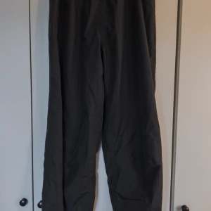 Regnbyxor från Everest - Svarta regntäta byxor från Everest, i använt skick!🥰 Storlek: 170/176
