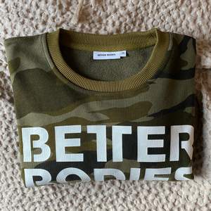 Croppad sweater från Better Bodies i camo-mönster! Oversized! Använd max 2ggr så väldigt bra skick😄 Ordinarie pris 399kr!