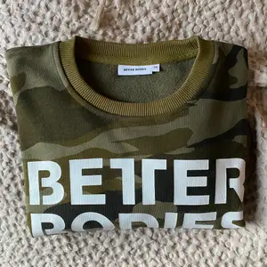 Croppad sweater från Better Bodies i camo-mönster! Oversized! Använd max 2ggr så väldigt bra skick😄 Ordinarie pris 399kr!
