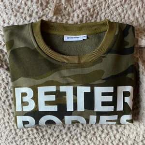 Better Bodies Chelsea Cropped Sweatshirt - Croppad sweater från Better Bodies i camo-mönster! Oversized! Använd max 2ggr så väldigt bra skick😄 Ordinarie pris 399kr!
