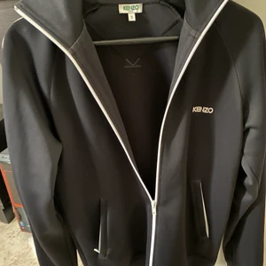 KENZO - TECH tracksuit jacket - KENZO TRACK JACKET. Storlek small.  Skick är som helt ny, använd väldigt fåtal gånger. Frakt läggs till i pris vid köp. Kan mötas i Lund/Malmö.