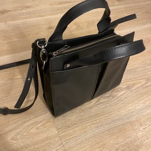 Vera väska - Inköpt på Åhléns 999kr