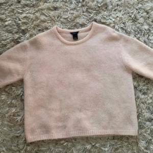 Super fin ljus rosa kortärmad stickad tröja ifrån Lindex. Slutsåld på hemsidan, tröjan är i ett jätte bra skick och i storlek xs. Ny pris 499kr!❤️❤️ Direkt priset är 600kr