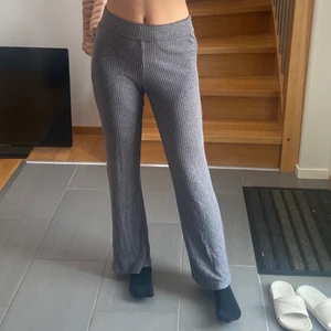 Gina tricot mjukis - säljer ett par gina mjukis, de är väldigt bekväma men känner att de inte kommer till användning. De är köpta för ungefär 5 månader sedan och har bara blivit använda 1 gång sedan dess. Inga skador, dma gärna för fler bilder!!!!💕💕