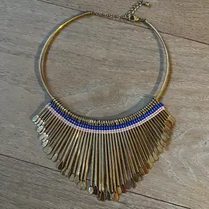 Coolt lite större halsband i guld med rosa blå trådar som smådetalj!💖💙