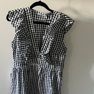 NAKD klänning  - Aldrig använd! Hann tyvärr inte byta storlek då den var för liten 🤍