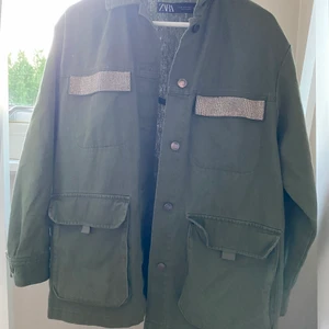Grön jacka!! - Säljer en grön zara jacka i xs💖💖den är superfin men den kommer inte till användning. Den har bara hängt och aldrig använt💖💖💖säljer för 250-300kr + frakt💖🫶🏻🫶🏻🫶🏻🫶🏻pris kan diskuteras 