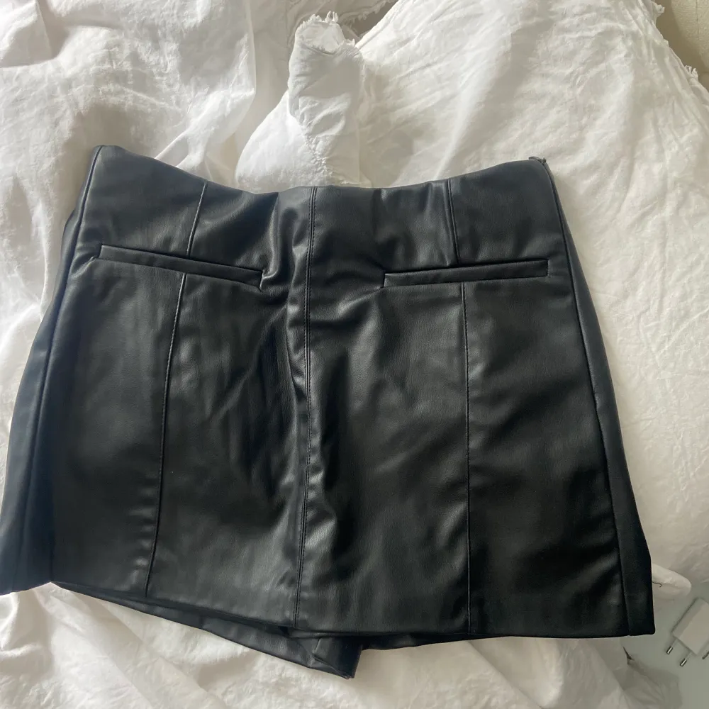 Säljer en helt ny läder skort (kjol och shorts) från zara. Aldrig använda alltså. . Kjolar.