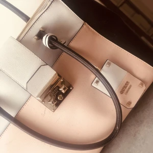 Rosa guess väska - Tjejig guess väska i bra skick