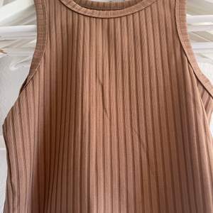 Säljer denna super fina tröjan från shein i storlek xs perfekt till kjol mm