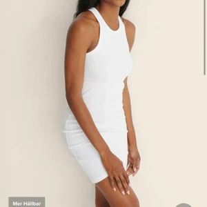 Nakd vit klänning - Vit ribbad jättefin klänning från nakd i stl s. Använd bara någon gång så som nyskick. Pris 150kr inklusive frakt 🤍