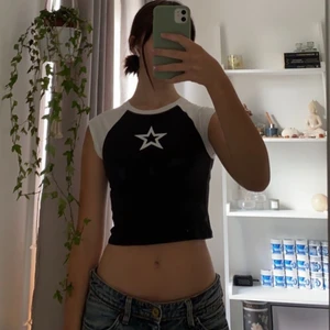Babytee - Croppad t-shirt från h&m, aldrig använt, storlek xxs (passar mig som har xxs/xs). Skriv om du har frågor eller vill ha fler bilder