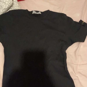 Stone island T-shirt - Idag så säljer jag min stone island som bär på strl S som är köpt 650. Säljer t-shirten för 350 kr pågrund av att jag använder ej den. Den är använd 1 gång och räknas som helt ny. Köp på!