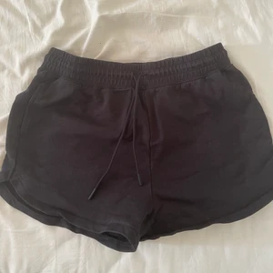 Gymshark shorts storlek L - Vet ej om dessa finns på hemsidan längre, men dessa kommer inte till användning. Bara använda ett fåtal gånger i hemmet.