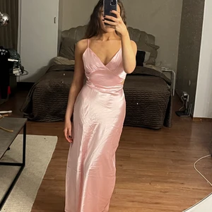 Rosa satinklänning - Säljer denna splitter nya rosa satinklänningen med snörning i ryggen. I storlek small och endast testad. 🌸 Perfekt för balen! 😍