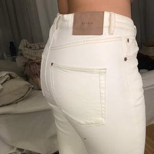 Jeans i kortare modell från HM. Använda max tre gånger och i nyskick. Jag är 169 cm lång och strl M för referens. Köparen står för frakt (66kr) eller möts upp i Linköping<3