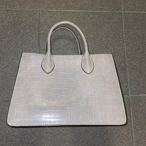H&M Handväska - Har andvänt 1 gång. Jätte bra skick. Ord pris 400kr. Kan mötas upp inom Handen annars blir det frakt.🥰