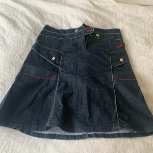 Kjol  - Jätte fin vintage kjol som är tyvär för stor. Har två vita fläckar där bak men går att ta bort med nagelborttagningsmedel. Står ingen stolek men tror den skulle passa 36/38. Köparen står för frakt 