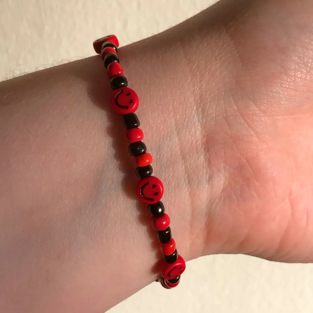 Handgjort armband i rött och svart❤️🖤                                      Frakt ingår<3. Accessoarer.