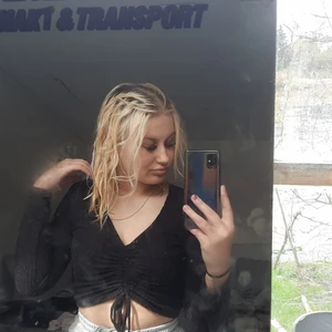 Topp, shein storlek xs - En svart topp från shein, passar bra en sommar kväll när de är lite kyligt. Säljer den då jag ej använder den.