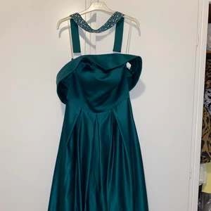 Festklänning  - En festklänning köpt i Södertälje till ett litet 18-års firande för två år sedan. Klänningen kom bara till användning en gång och är i nyskick med plast som tillkommer, samt ett fint skärp till. Klänningen köptes för 2000kr och säljs för 1500.