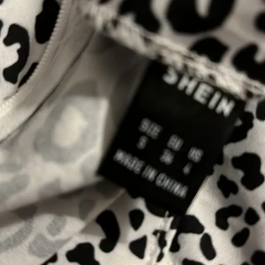 Storlek S - Säljer en till kjol också från SHEIN. Den kostar hundra också.