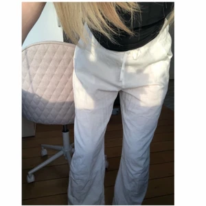 Linnebyxor - Säljer dessa jättefina linnebyxor som aldrig är använda!💞 Om fler blir intresserade blir det budgivning, kontakta för frågor eller intresse! Köparen står för frakt 📦💌