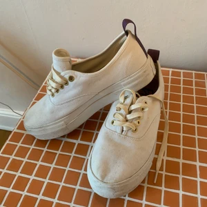 Eytys tyg motverka sneakers - Sparsamt använda eytys sneakers i strl 38, upplever dom dock mindre mer åt 37! Lite smutsiga i tyget men helt nya inuti. Hör av dej om du vill ha mer bilder eller har frågor ( pris kan ev diskuteras vid uppvärmning) 