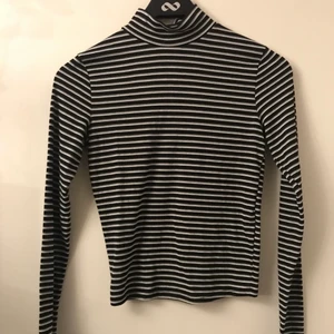 New Yorker FB Sister långärmad tröja - Säljer denna tighta, långärmade, randiga tröjan i storlek S från New Yorker! Tröjan är svart, vit och grå randig. Den är använd ett fåtal gånger och är därför i fint skick! Hör gärna av dig om du skulle undra något! <3