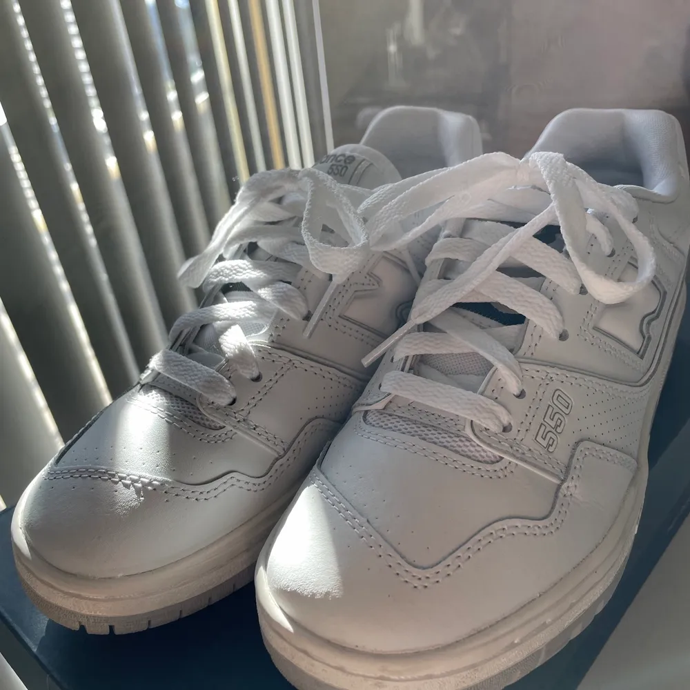 New Balance 550 i white grey med vintage off white mid sole. Använda 2 gånger men måste dessvärre sälja då jag beställde i fel storlek. . Skor.