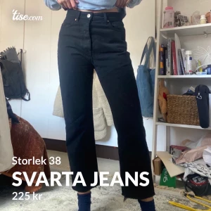 Svarta jeans - Svarta jeans från zara. Storlek 38. Knappt använda och hela och svarta