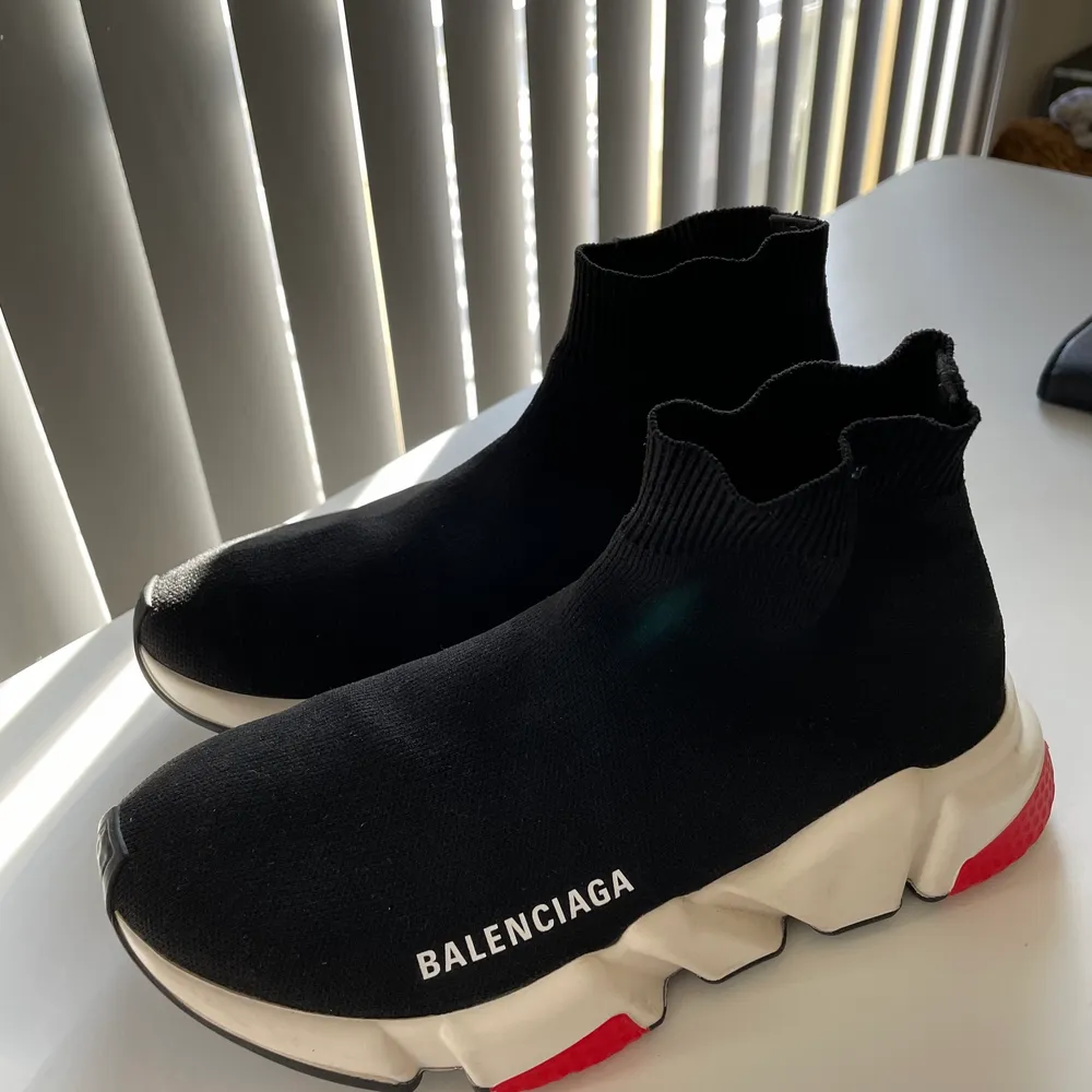 Balenciaga Speed Trainer från 2018. Använda men fortfarande i fint skick. Kommer med original låda och kvitto. Nypris: 5811 SEK. Skor.