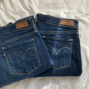 Levis Jeans - Jag säljer Levis byxorna åt vänster (de till höger är i min profil). De är lågmidjade och vid fler frågor kontakta mig 300 kr + frakt 🚚 