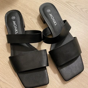 Sandaler monki 38 - Svarta låga slip ins / sandaler med två remmar storlek 38. Skitsnygga men passar inte min fot vilket jag märkte efter en gång, dvs de är i nyskick!