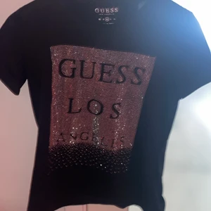 Guess tröja  - En äkta Guess tröja som jag använt 2-3 gånger. Storlek M men jag brukar ha XS/S (den är liten i storleken) köp direkt för 350kr eller buda från 200