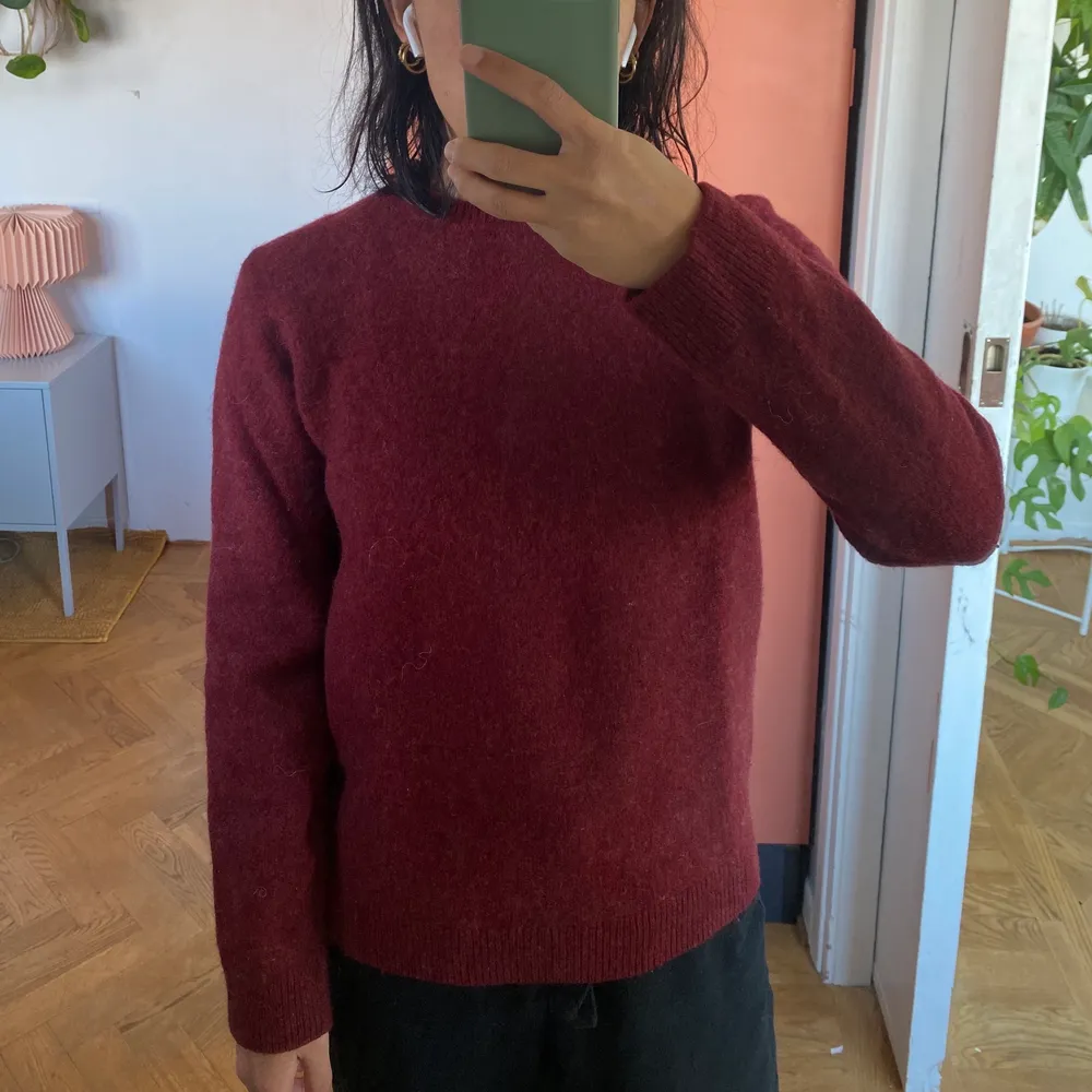 Varm rödvin tröja i 100% ull från H&M. I bra skick!. Tröjor & Koftor.