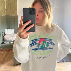 Vintage sweathsirt - Sweatshirt från 90-talet, använd fåtal gånger! Köparen står för eventuell frakt. 🌸