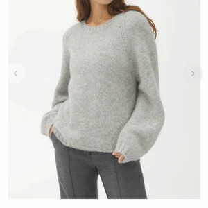 Arket ulltröja stickad - SLUTSÅLD PÅ HEMSIDAN. Helt och hållet oanvänd (med lappen kvar) stickad tröja från Arket. Otroligt mysig och perfekt att dra över vad som helst, framför allt nu framåt våren och sommaren😍 vid snabbt köp kan jag tänka mig att gå ner lite i pris, bara att skriva vid intresse❤️ materialen är alpacka och ull inget annat så superfin kvalitet som kommer hålla länge🥰 ordinarie pris låg på 900 uppåt 1000 kommer inte ihåg exakt