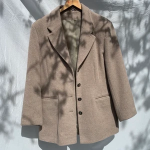 Jacka - Perfekt vårjacka köpt på second hand!💙 köparen står för frakt🌷 jag har vanligtvis S o på mig sitter den oversized. Om du är intresserad kan jag skicka fler bilder hur den sitter på!