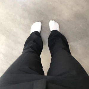 Kostymbyxor från bikbok strl 36 - Ett par svarta kostymbyxor från bikbok. Har använt några ggr, men fortfarande som ny. Säljer pga att jag inte använder de så mycket längre. För frågor eller bilder hör av dig!  