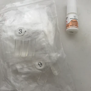 Lösnaglar - Använt endast en gång. Massa olika storlekar på lösnaglar. Köpt från FYNDIQ för 99kr. Säljs för 50kr ☺️ Kom DM för fler frågor!^^ Nagellimet sålt! :)