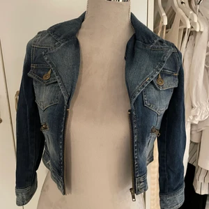 Jeans jacka - En jeans jacka inte använd som ny inga defekter!!! Väldigt fin lite gammal modig som vi gillar❤️🫣 passar xs-s