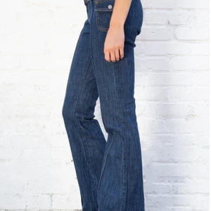 Agatha denim jeans - Brandy Melville jeans. De är jättefina men har tyvärr blivit för korta på mig 💋 du står för frakten <3