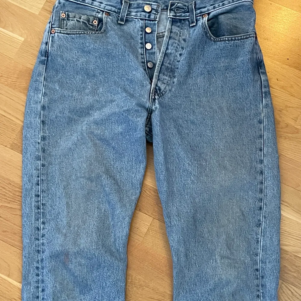 Säljer mina Levis 510 34W 34L pga att de har blivit både för små och för korta för mig, är 202cm lång och de är ungefär 5cm för korta för mig.. Jeans & Byxor.