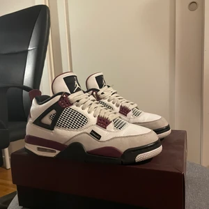 Jordan 4 psg  - Jordan 4 psg storlek 44 skick 7-8/10 (en flaw på backtaben) pris 2600